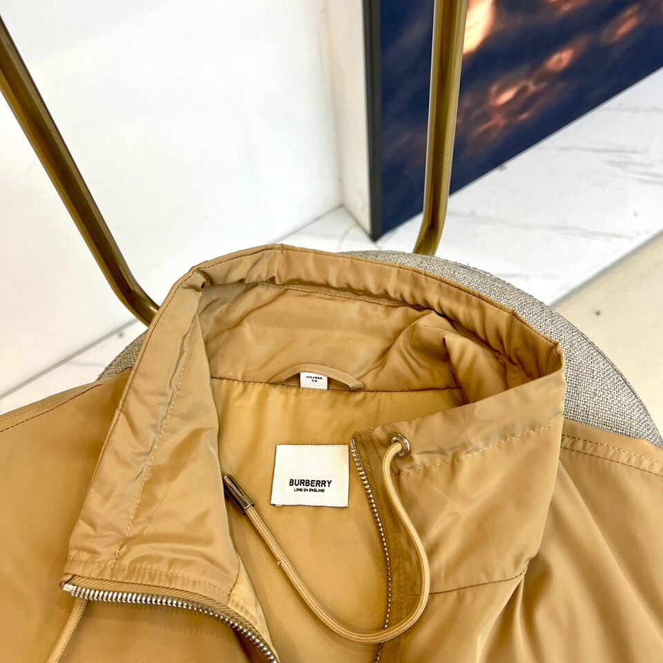 
Bur巴宝莉、25s秋冬新品立领夹克外套

 经典重塑，细节见真章

柔润米黄色面料如秋日麦浪，搭配立