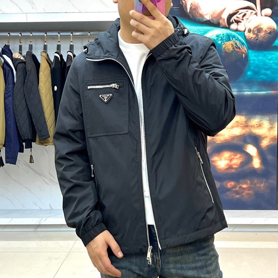 
Prad普拉、25s秋冬新品橄榄绿连帽夹克 | 机能美学的奢华表达

低调锋芒，一触即发

冷调橄榄绿