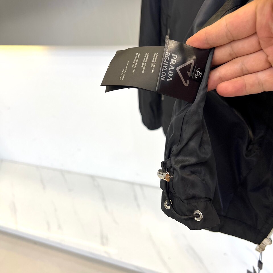 
Prad普拉、25s秋冬新品橄榄绿连帽夹克 | 机能美学的奢华表达

低调锋芒，一触即发

冷调橄榄绿