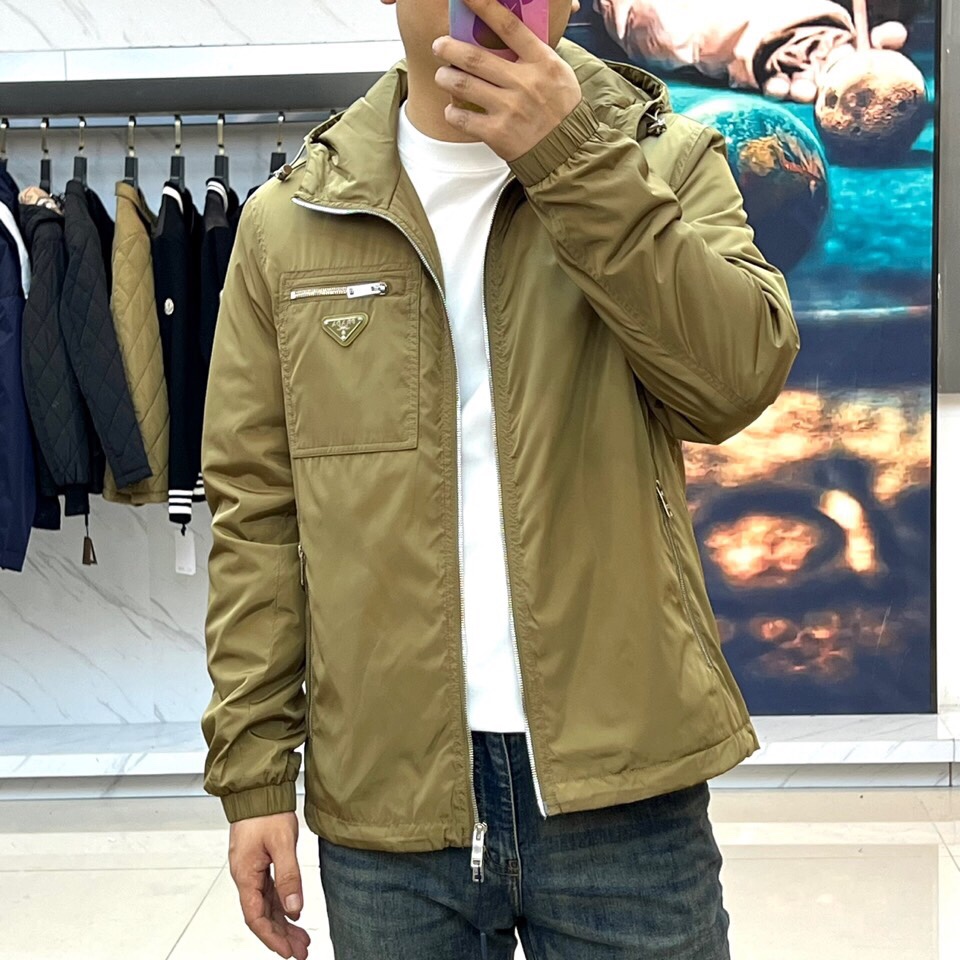 
Prad普拉、25s秋冬新品橄榄绿连帽夹克 | 机能美学的奢华表达

低调锋芒，一触即发

冷调橄榄绿