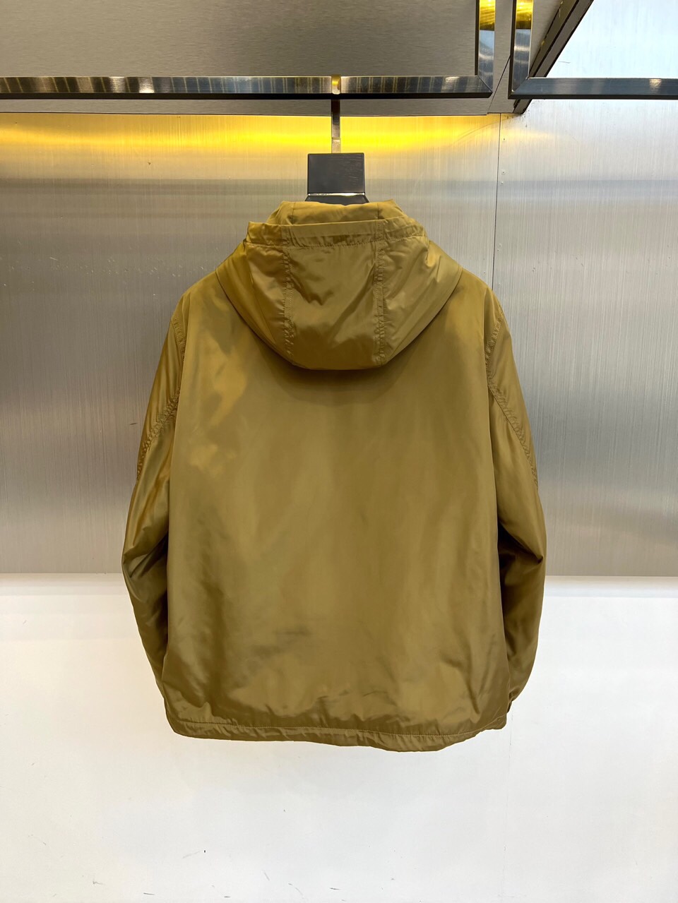 
Prad普拉、25s秋冬新品橄榄绿连帽夹克 | 机能美学的奢华表达

低调锋芒，一触即发

冷调橄榄绿