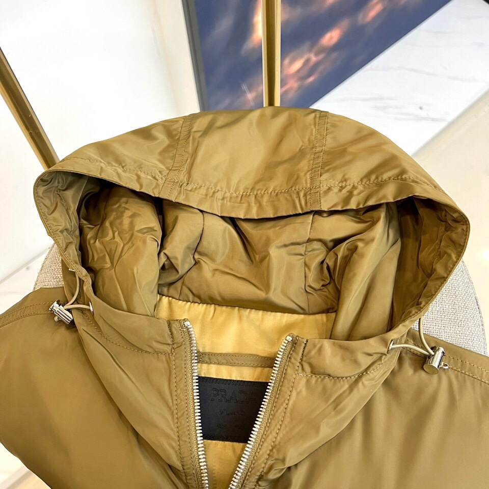 
Prad普拉、25s秋冬新品橄榄绿连帽夹克 | 机能美学的奢华表达

低调锋芒，一触即发

冷调橄榄绿