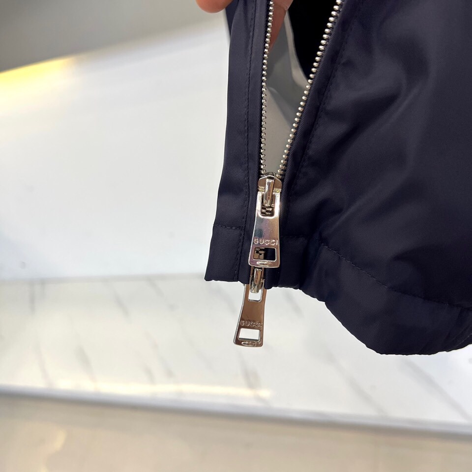 
Gucc古驰、25s秋冬新品连帽夹克，假两件设计。

🖤 经典设计，细节制胜

深邃午夜蓝面料搭配银灰