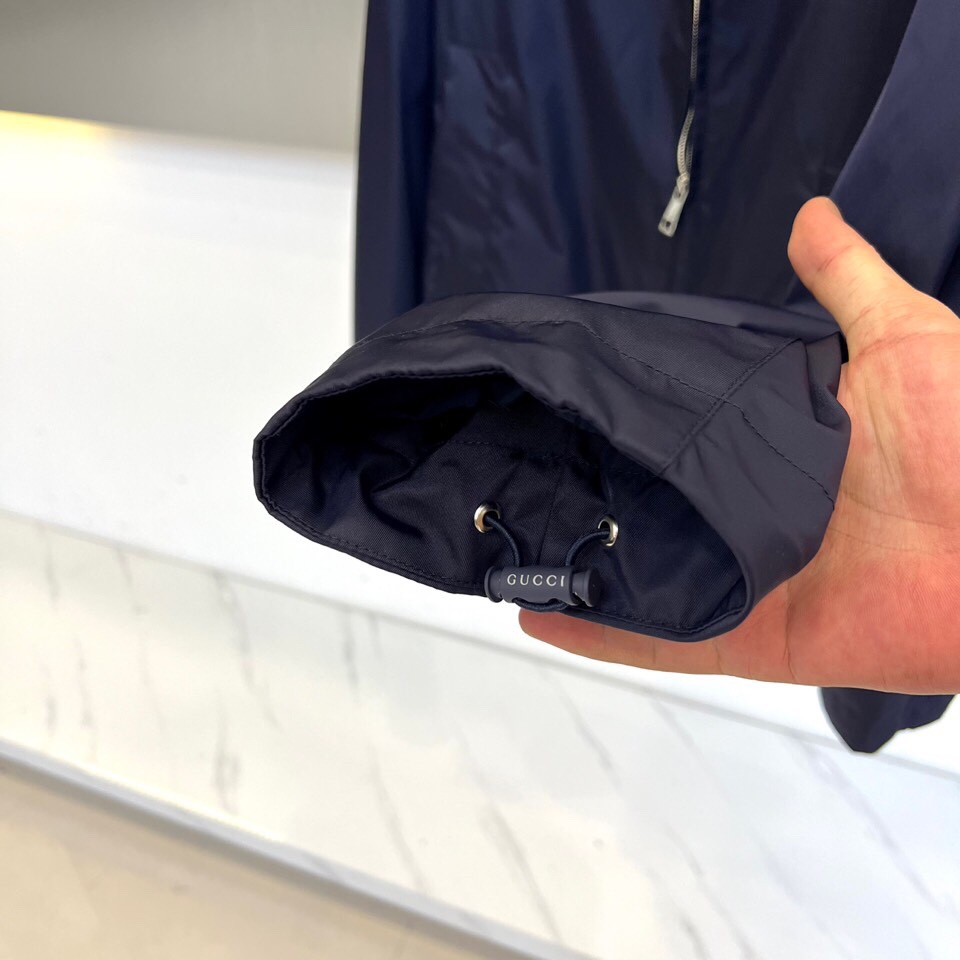 
Gucc古驰、25s秋冬新品连帽夹克，假两件设计。

🖤 经典设计，细节制胜

深邃午夜蓝面料搭配银灰