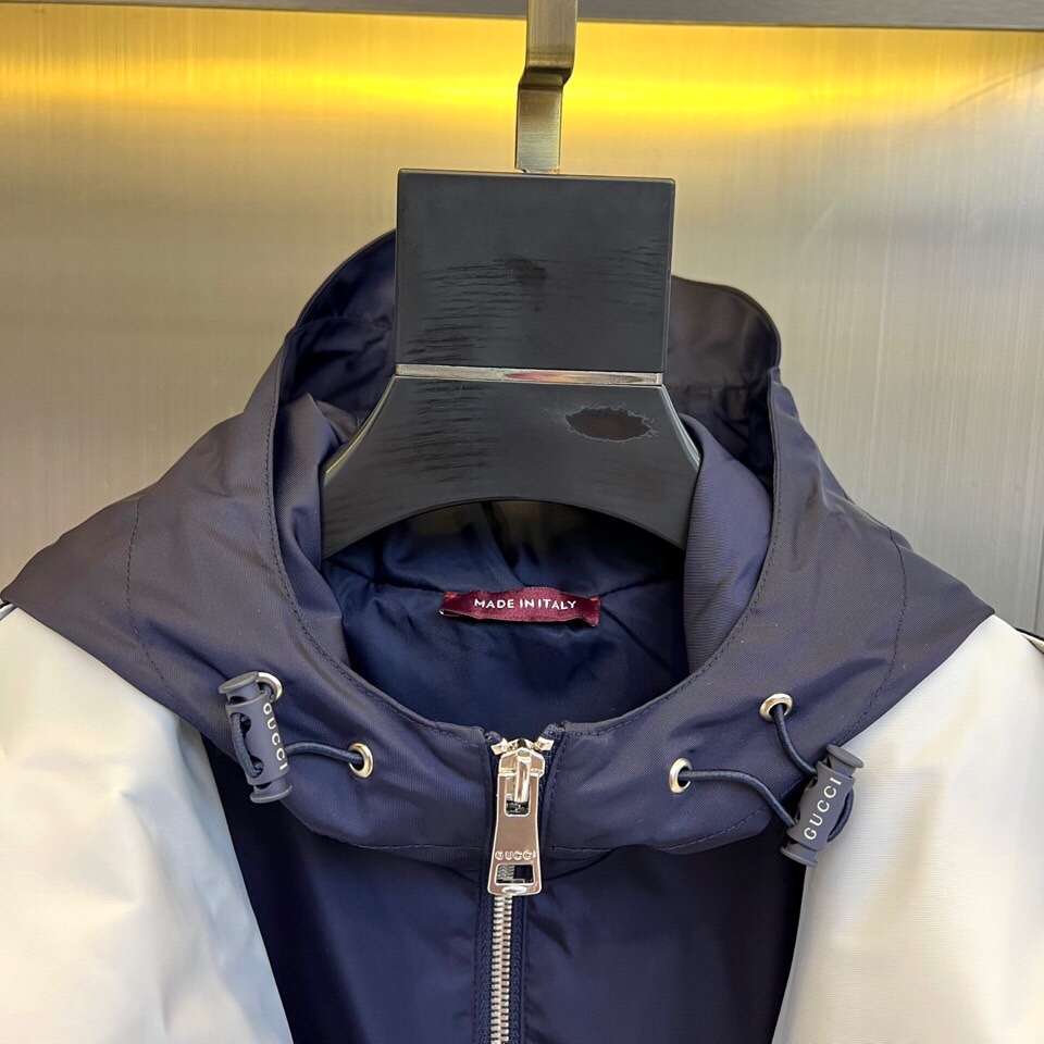 
Gucc古驰、25s秋冬新品连帽夹克，假两件设计。

🖤 经典设计，细节制胜

深邃午夜蓝面料搭配银灰