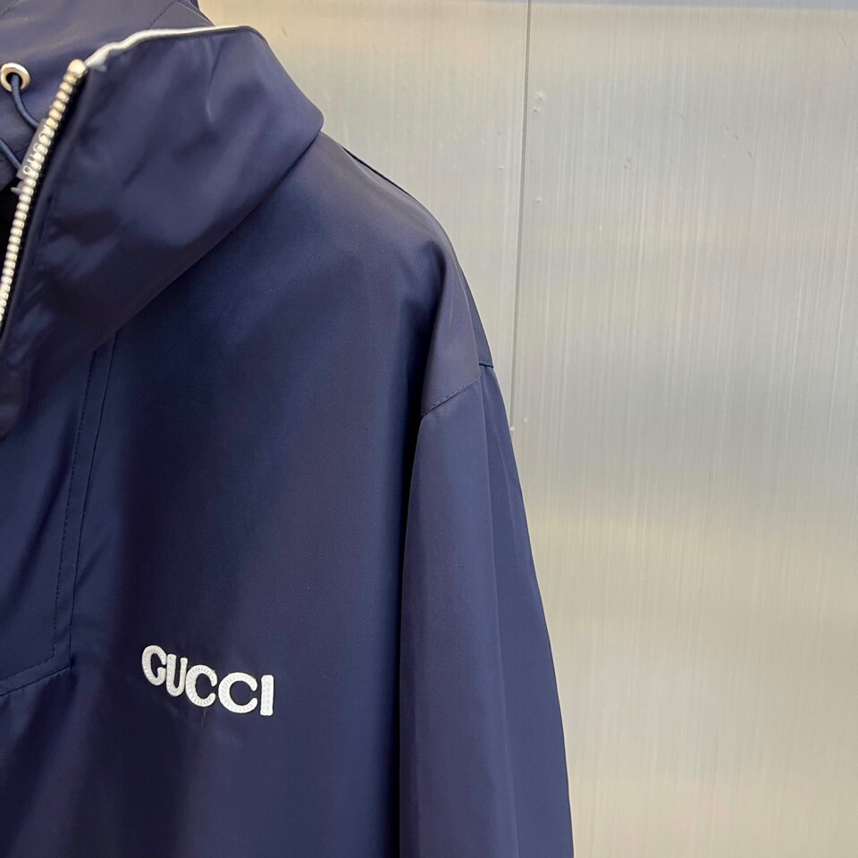 
Gucc古驰、25s秋冬新品连帽夹克，假两件设计。

🖤 经典设计，细节制胜

深邃午夜蓝面料搭配银灰