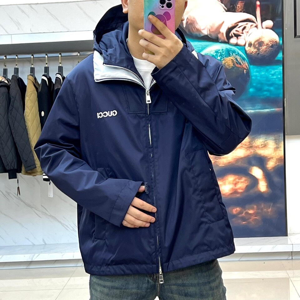 
Gucc古驰、25s秋冬新品连帽夹克，假两件设计。

🖤 经典设计，细节制胜

深邃午夜蓝面料搭配银灰