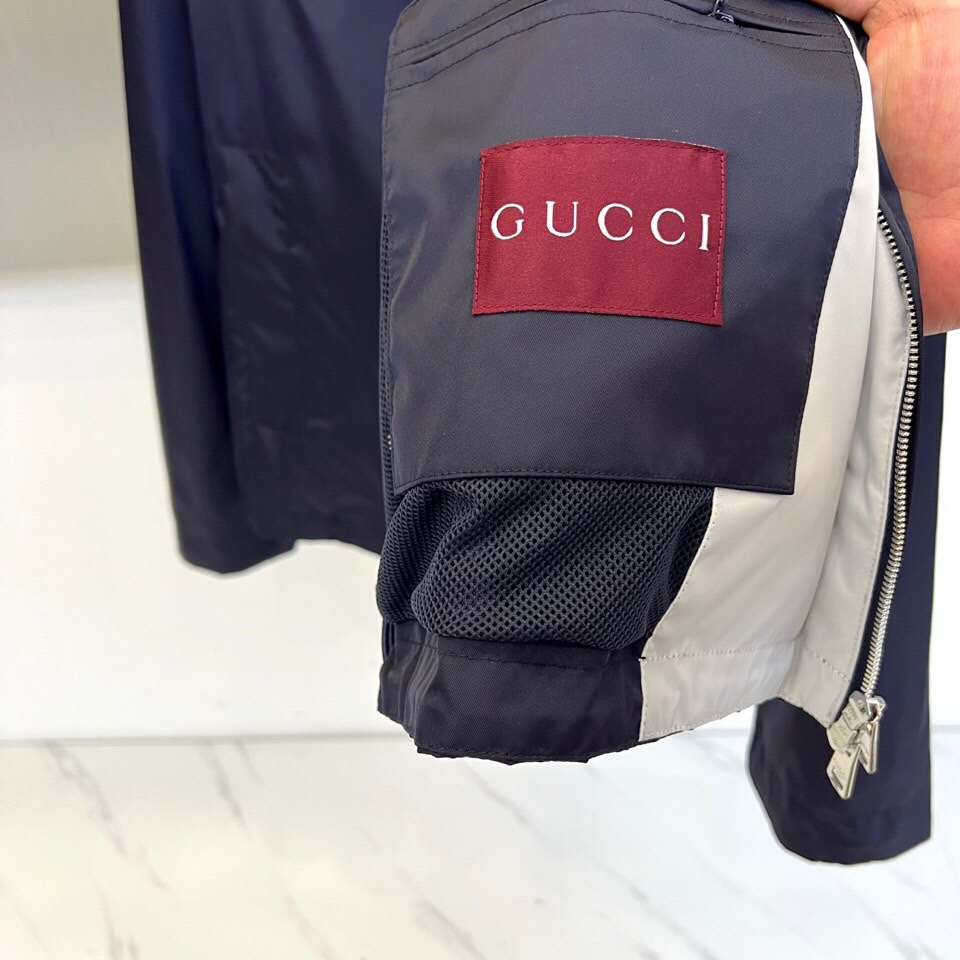 
Gucc古驰、25s秋冬新品连帽夹克，假两件设计。

🖤 经典设计，细节制胜

深邃午夜蓝面料搭配银灰