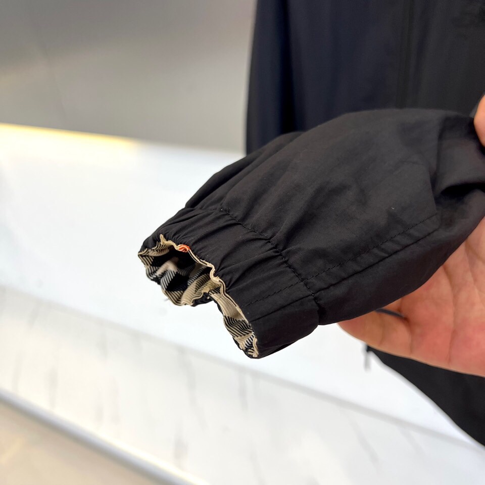 
BURBERRY 双面格纹夹克 | 一衣双面 格调随心

浅蓝格纹 vs 纯色双面设计

一面经典浅蓝