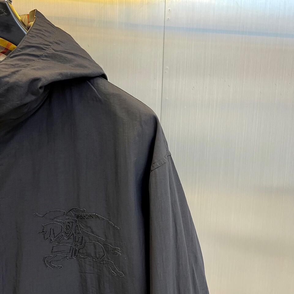 
BURBERRY 双面格纹夹克 | 一衣双面 格调随心

浅蓝格纹 vs 纯色双面设计

一面经典浅蓝