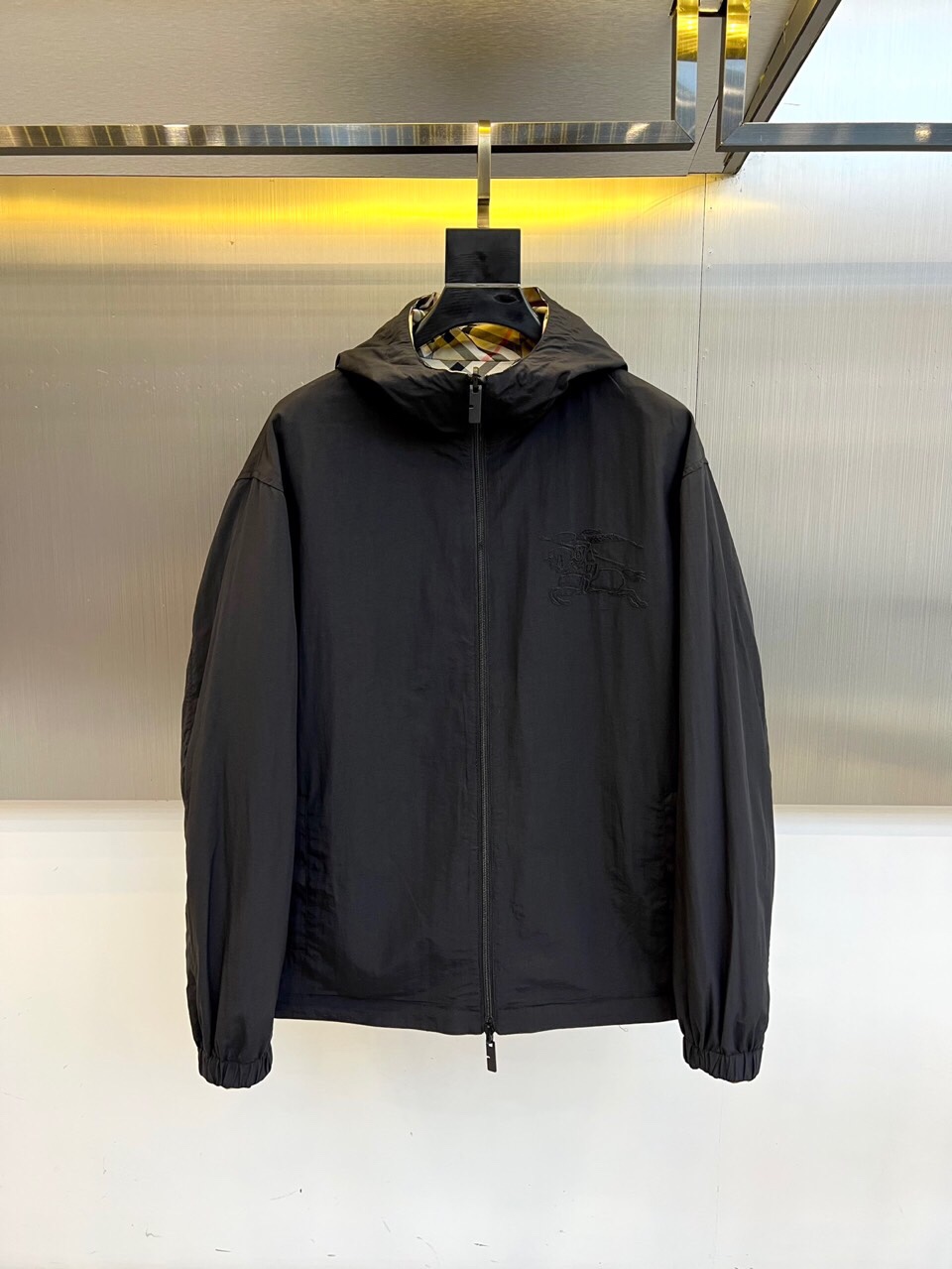 
BURBERRY 双面格纹夹克 | 一衣双面 格调随心

浅蓝格纹 vs 纯色双面设计

一面经典浅蓝