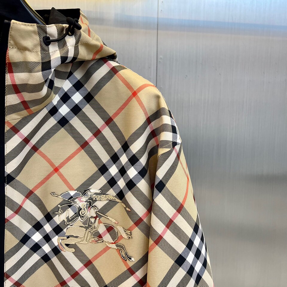 
BURBERRY 双面格纹夹克 | 一衣双面 格调随心

浅蓝格纹 vs 纯色双面设计

一面经典浅蓝