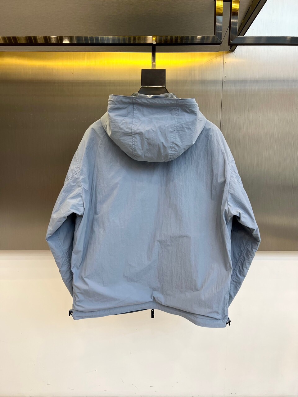 
BURBERRY 双面格纹夹克 | 一衣双面 格调随心

浅蓝格纹 vs 纯色双面设计

一面经典浅蓝