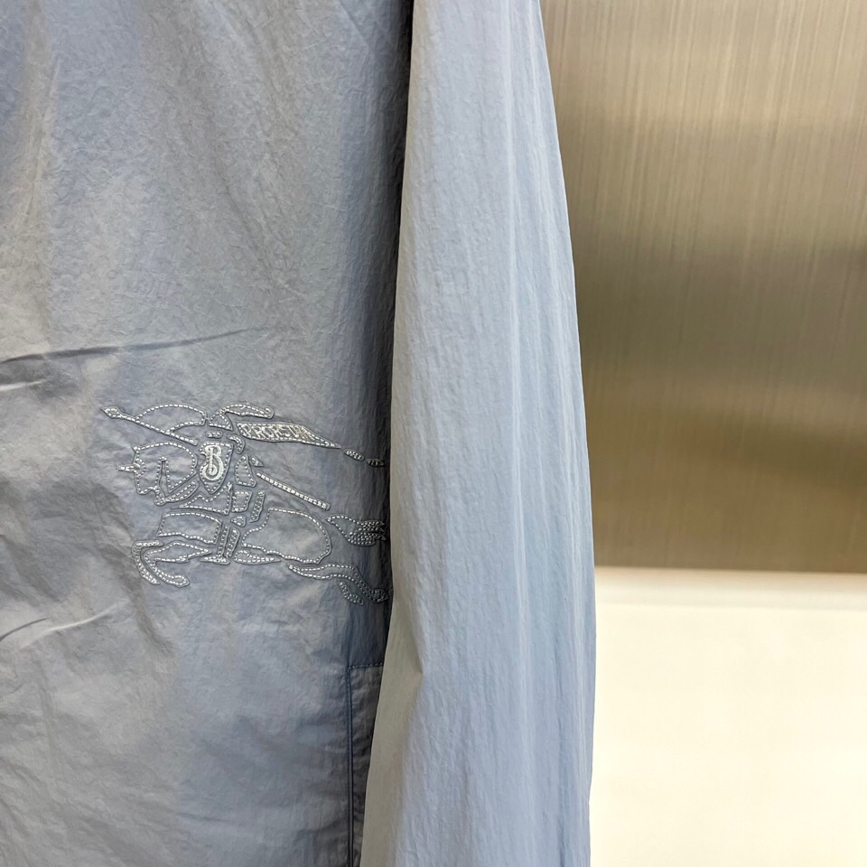 
BURBERRY 双面格纹夹克 | 一衣双面 格调随心

浅蓝格纹 vs 纯色双面设计

一面经典浅蓝