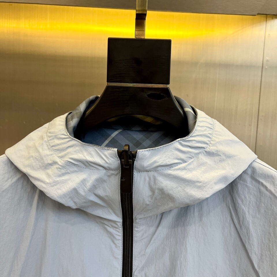 
BURBERRY 双面格纹夹克 | 一衣双面 格调随心

浅蓝格纹 vs 纯色双面设计

一面经典浅蓝