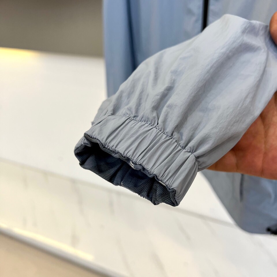 
BURBERRY 双面格纹夹克 | 一衣双面 格调随心

浅蓝格纹 vs 纯色双面设计

一面经典浅蓝