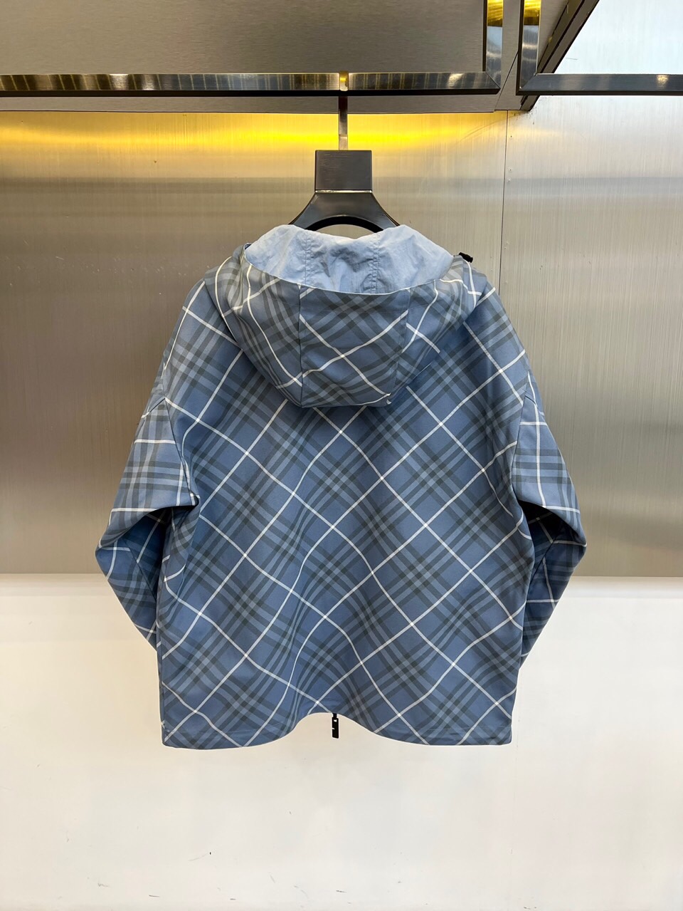 
BURBERRY 双面格纹夹克 | 一衣双面 格调随心

浅蓝格纹 vs 纯色双面设计

一面经典浅蓝