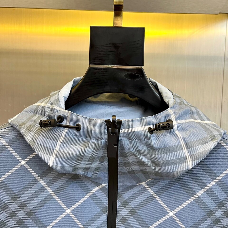 
BURBERRY 双面格纹夹克 | 一衣双面 格调随心

浅蓝格纹 vs 纯色双面设计

一面经典浅蓝