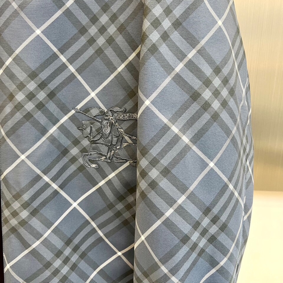 
BURBERRY 双面格纹夹克 | 一衣双面 格调随心

浅蓝格纹 vs 纯色双面设计

一面经典浅蓝