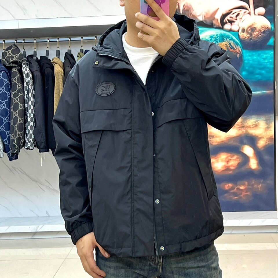 
BURBERY 巴宝、25s秋冬新品发售骑士徽章连帽夹克外套。

深邃黑色棉质混纺面料，左胸压印经典骑