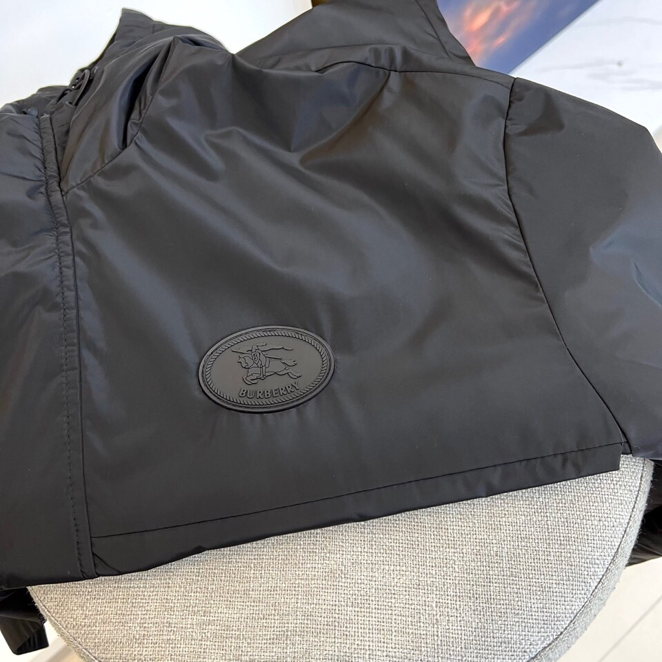 
BURBERY 巴宝、25s秋冬新品发售骑士徽章连帽夹克外套。

深邃黑色棉质混纺面料，左胸压印经典骑