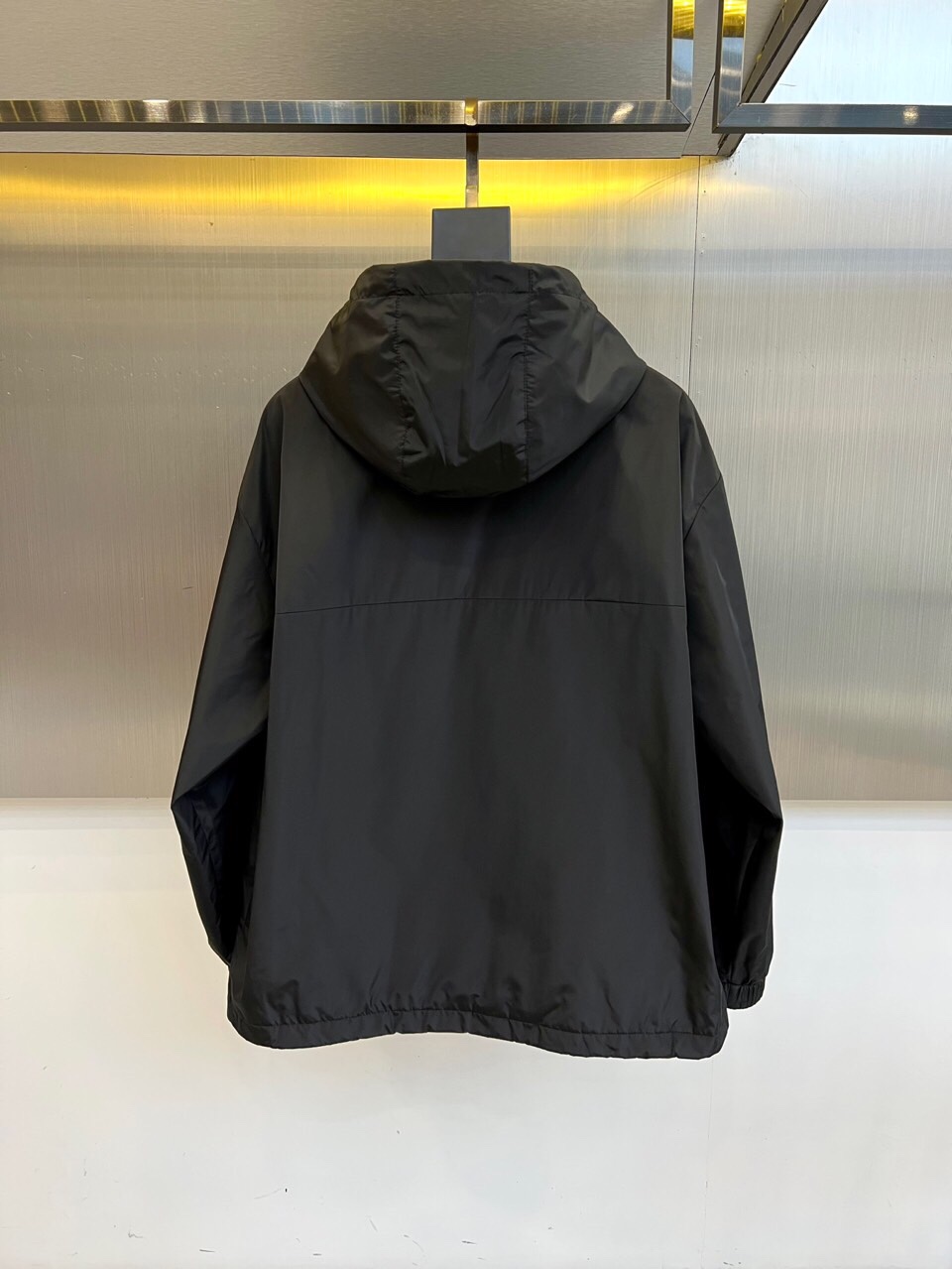 
BURBERY 巴宝、25s秋冬新品发售骑士徽章连帽夹克外套。

深邃黑色棉质混纺面料，左胸压印经典骑