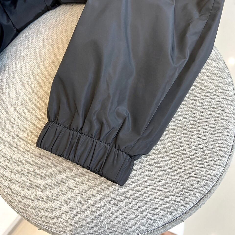 
BURBERY 巴宝、25s秋冬新品发售骑士徽章连帽夹克外套。

深邃黑色棉质混纺面料，左胸压印经典骑