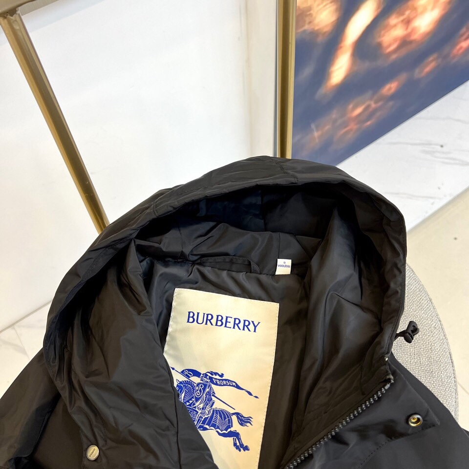 
BURBERY 巴宝、25s秋冬新品发售骑士徽章连帽夹克外套。

深邃黑色棉质混纺面料，左胸压印经典骑