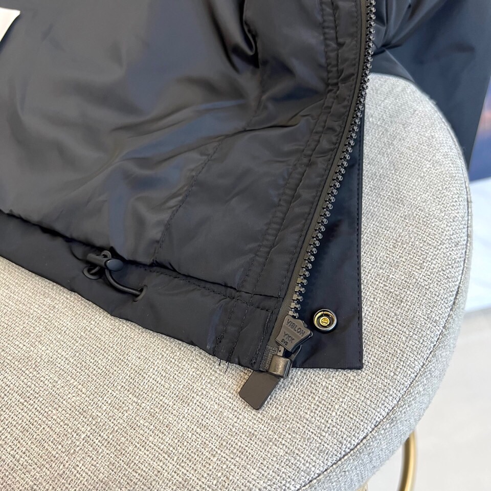 
BURBERY 巴宝、25s秋冬新品发售骑士徽章连帽夹克外套。

深邃黑色棉质混纺面料，左胸压印经典骑