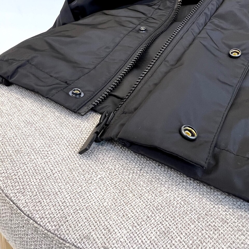 
BURBERY 巴宝、25s秋冬新品发售骑士徽章连帽夹克外套。

深邃黑色棉质混纺面料，左胸压印经典骑