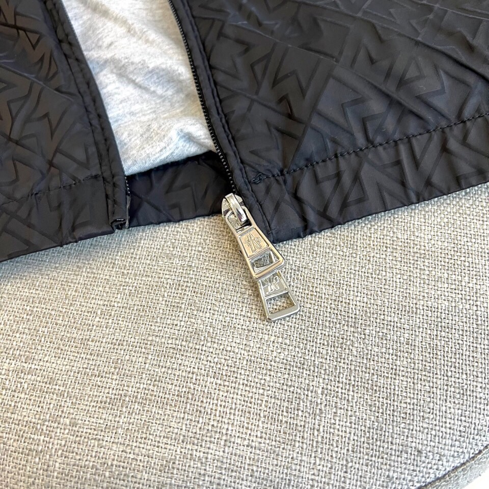 
Mocler 蒙口、25s秋冬新品经典菱格纹夹克外套

纯黑哑光面料压印立体菱格暗纹，立领拉链设计搭配