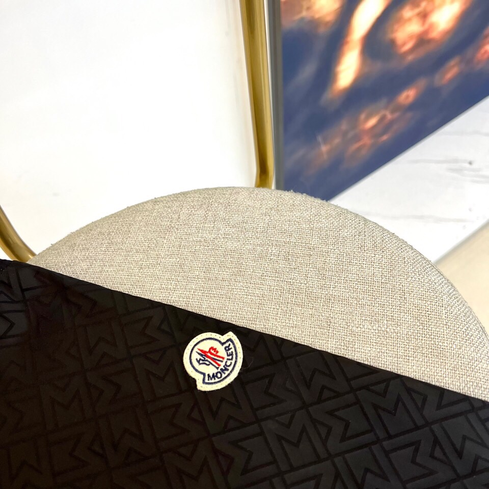 
Mocler 蒙口、25s秋冬新品经典菱格纹夹克外套

纯黑哑光面料压印立体菱格暗纹，立领拉链设计搭配