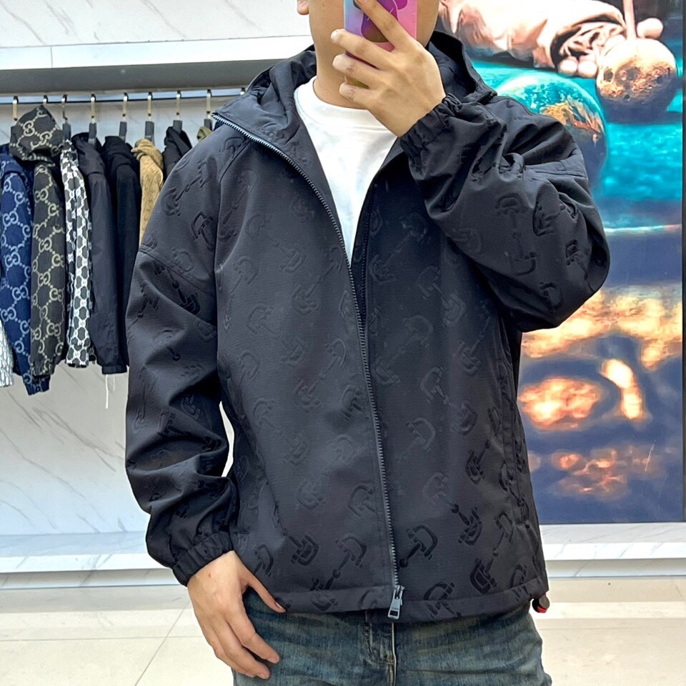 
Gucc古驰、 暗纹机能连帽夹克

哑光黑面料铺满立体暗纹图腾，高级聚酯纤维打造防水机能属性。全拉链设