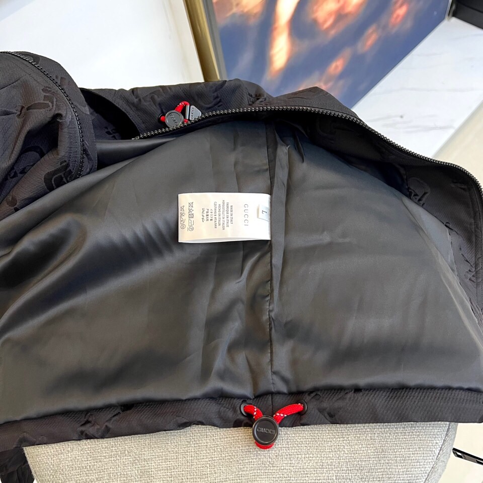 
Gucc古驰、 暗纹机能连帽夹克

哑光黑面料铺满立体暗纹图腾，高级聚酯纤维打造防水机能属性。全拉链设