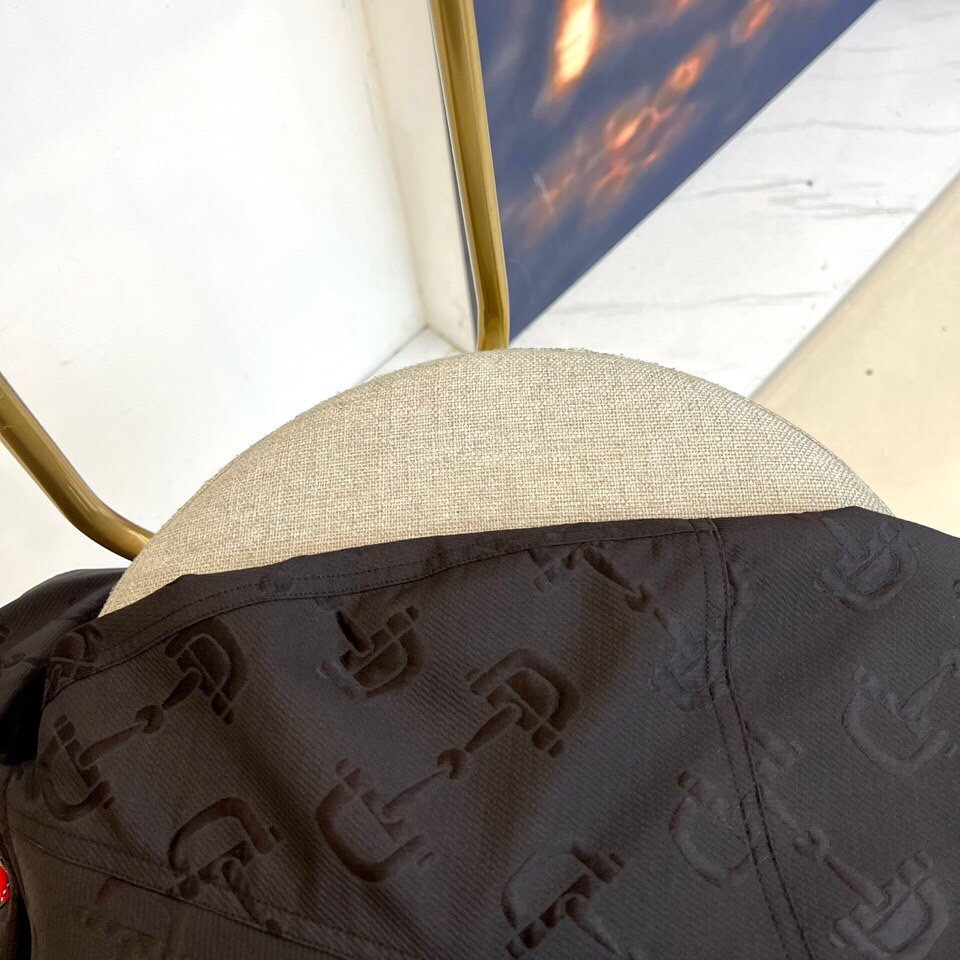 
Gucc古驰、 暗纹机能连帽夹克

哑光黑面料铺满立体暗纹图腾，高级聚酯纤维打造防水机能属性。全拉链设