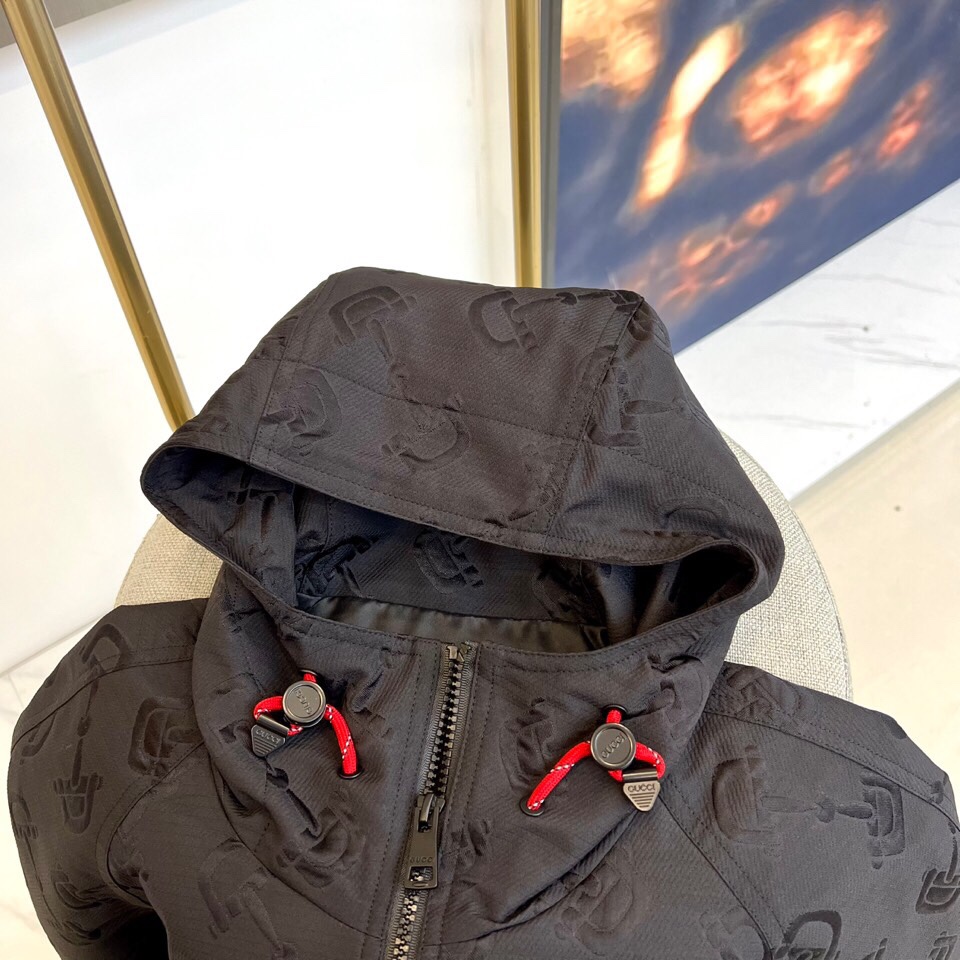 
Gucc古驰、 暗纹机能连帽夹克

哑光黑面料铺满立体暗纹图腾，高级聚酯纤维打造防水机能属性。全拉链设