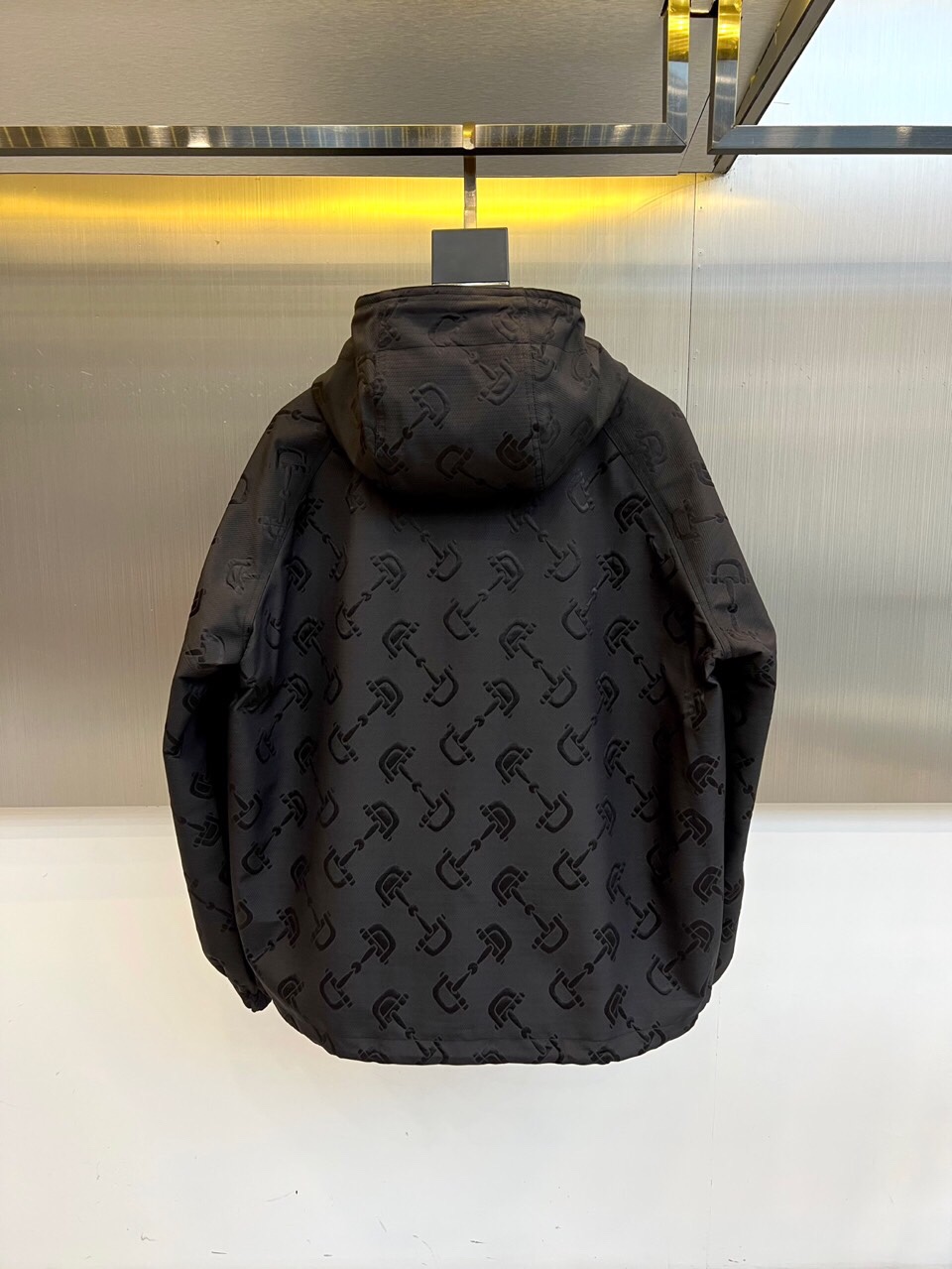 
Gucc古驰、 暗纹机能连帽夹克

哑光黑面料铺满立体暗纹图腾，高级聚酯纤维打造防水机能属性。全拉链设