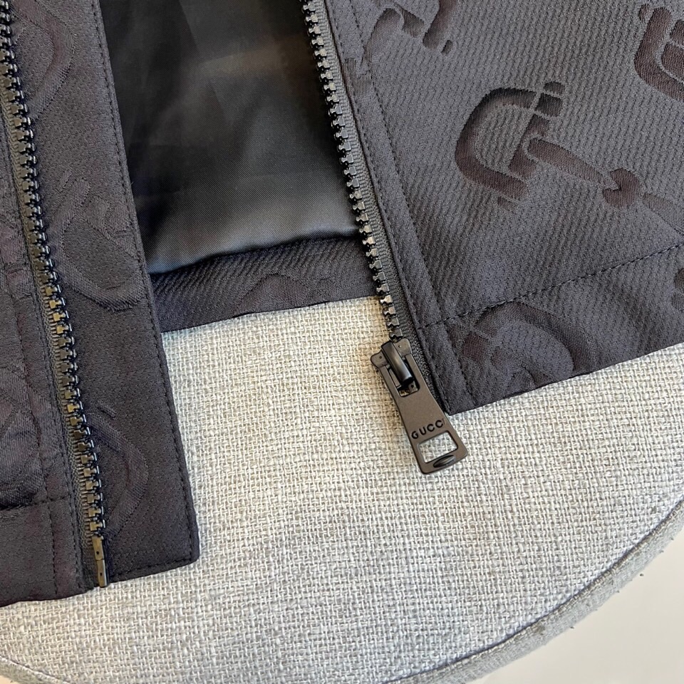 
Gucc古驰、 暗纹机能连帽夹克

哑光黑面料铺满立体暗纹图腾，高级聚酯纤维打造防水机能属性。全拉链设