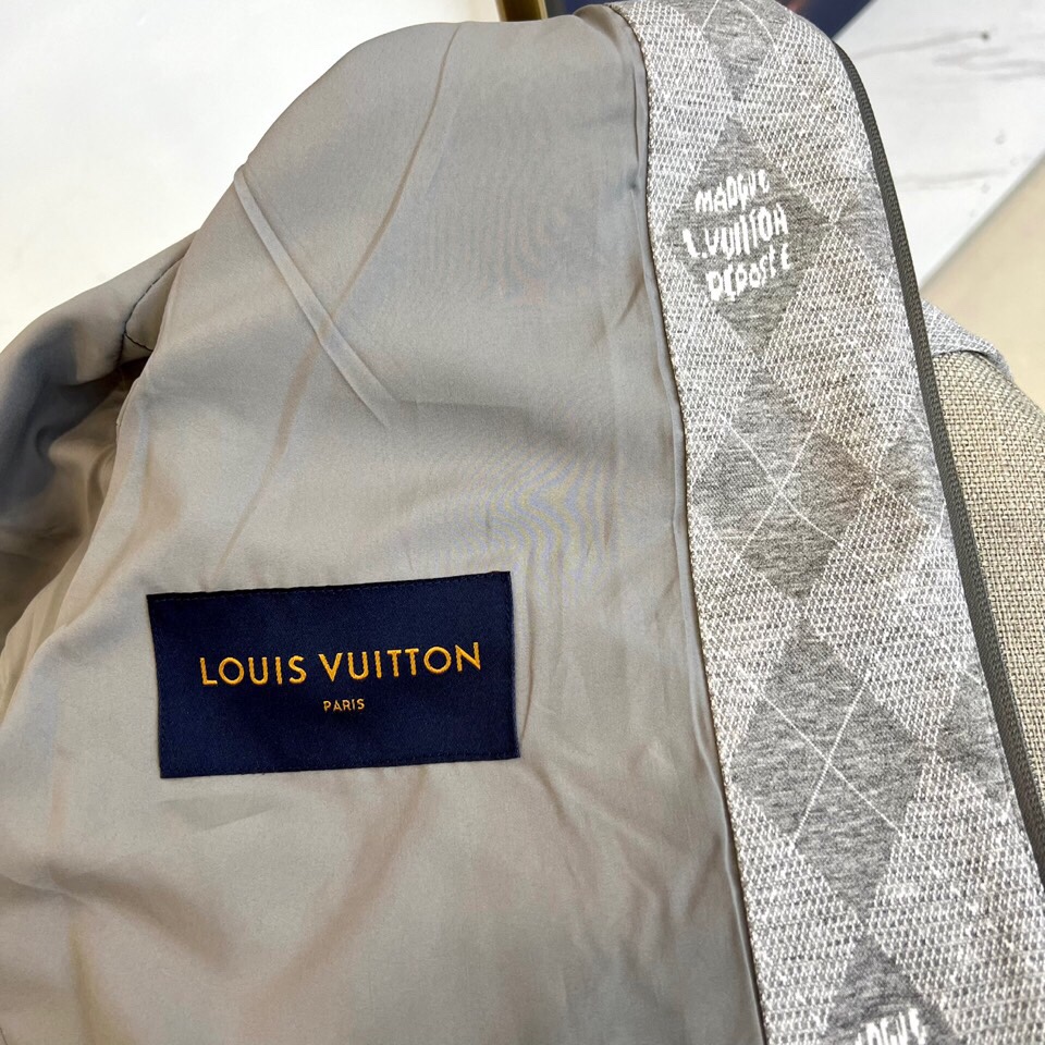 
1v

深棕底色铺满经典双G Monogram印花，高级棉质混纺打造挺括廓形。全拉链设计搭配可调节连帽