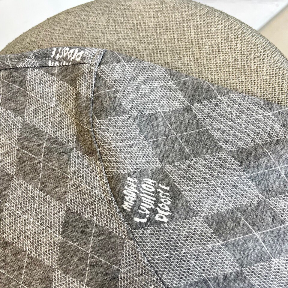 
1v

深棕底色铺满经典双G Monogram印花，高级棉质混纺打造挺括廓形。全拉链设计搭配可调节连帽