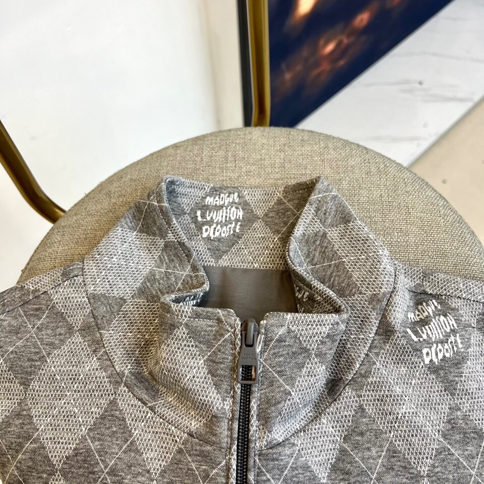 
1v

深棕底色铺满经典双G Monogram印花，高级棉质混纺打造挺括廓形。全拉链设计搭配可调节连帽