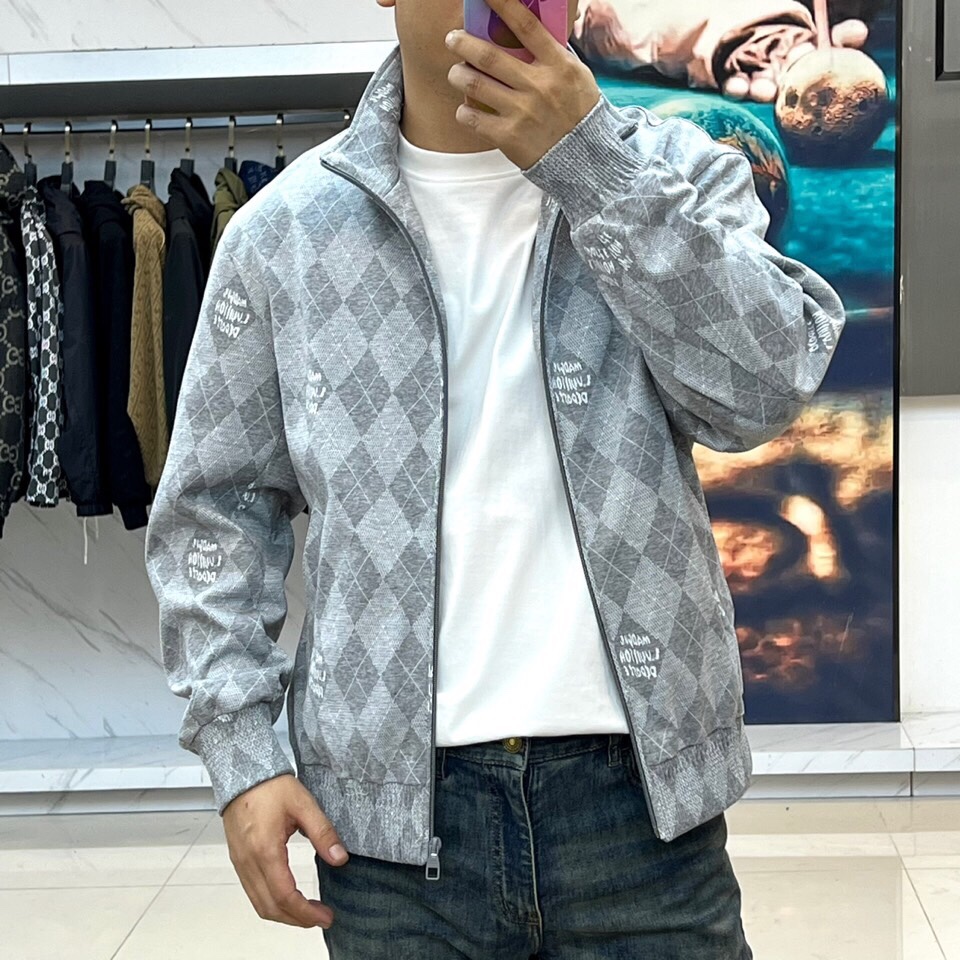 
1v

深棕底色铺满经典双G Monogram印花，高级棉质混纺打造挺括廓形。全拉链设计搭配可调节连帽