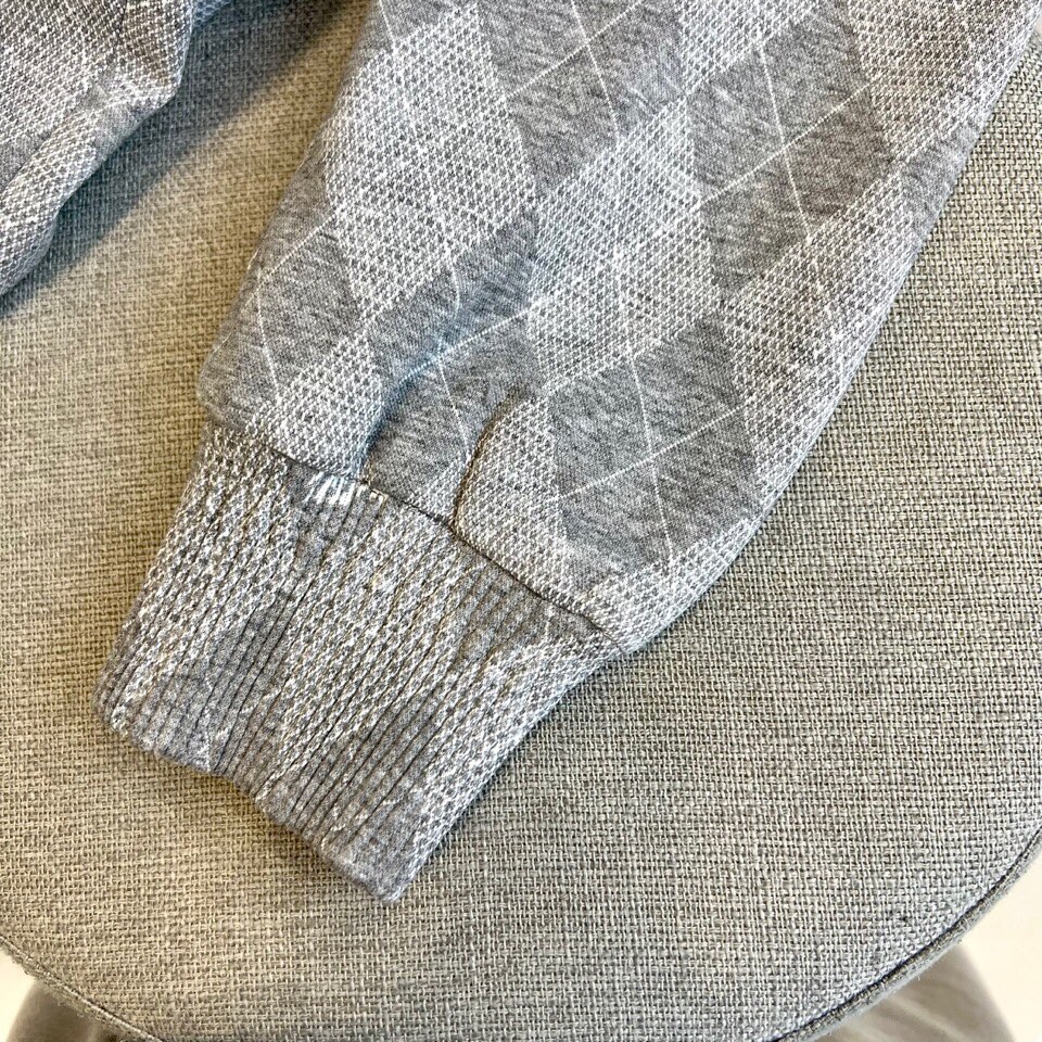 
1v

深棕底色铺满经典双G Monogram印花，高级棉质混纺打造挺括廓形。全拉链设计搭配可调节连帽