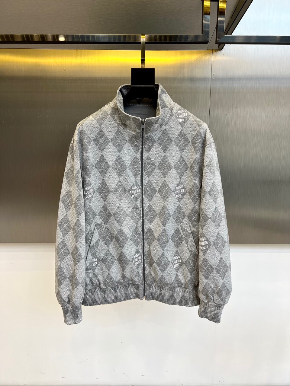 
1v

深棕底色铺满经典双G Monogram印花，高级棉质混纺打造挺括廓形。全拉链设计搭配可调节连帽