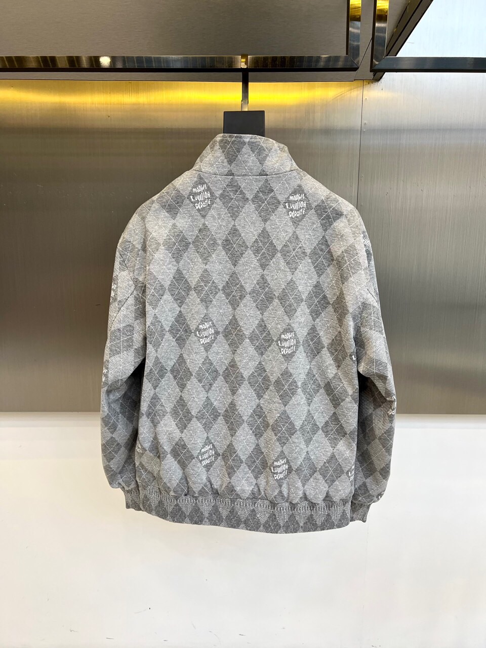 
1v

深棕底色铺满经典双G Monogram印花，高级棉质混纺打造挺括廓形。全拉链设计搭配可调节连帽