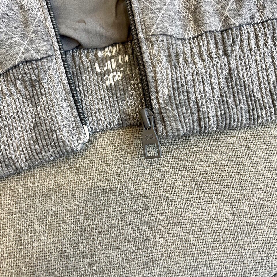 
1v

深棕底色铺满经典双G Monogram印花，高级棉质混纺打造挺括廓形。全拉链设计搭配可调节连帽