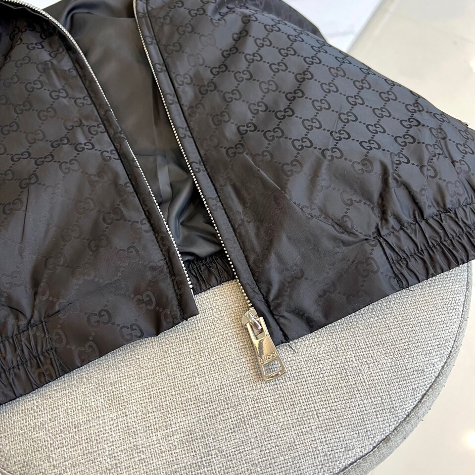 
GUCI 古驰、双G图腾连帽夹克外套

深棕底色铺满经典双G Monogram印花，高级棉质混纺打造挺