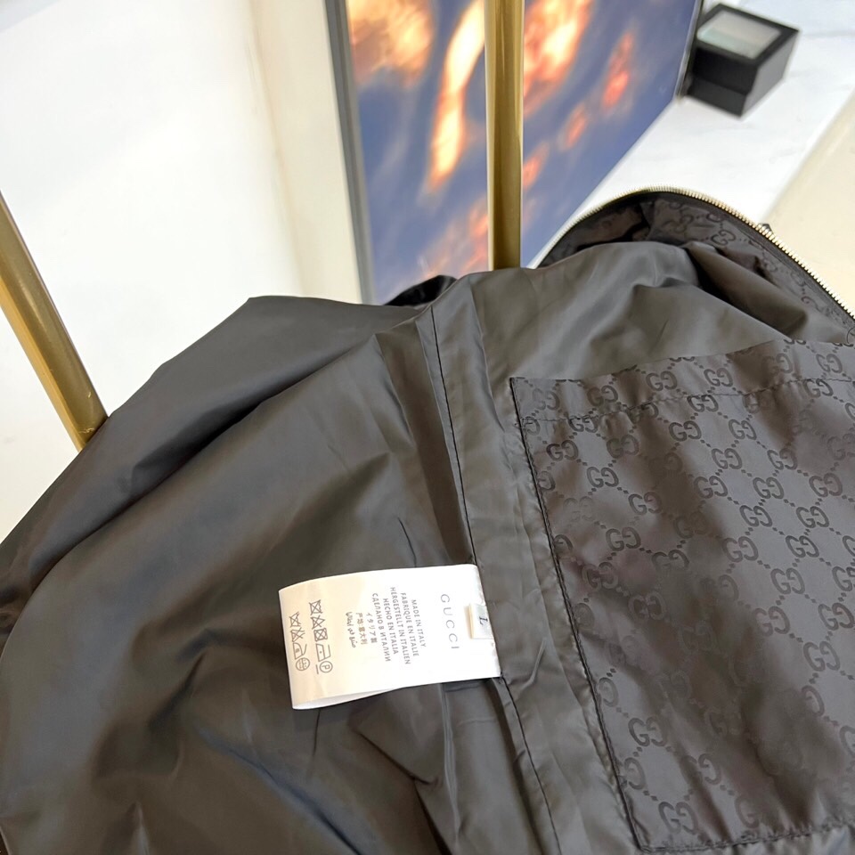 
GUCI 古驰、双G图腾连帽夹克外套

深棕底色铺满经典双G Monogram印花，高级棉质混纺打造挺