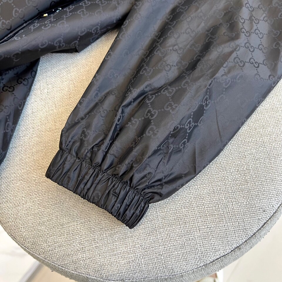 
GUCI 古驰、双G图腾连帽夹克外套

深棕底色铺满经典双G Monogram印花，高级棉质混纺打造挺