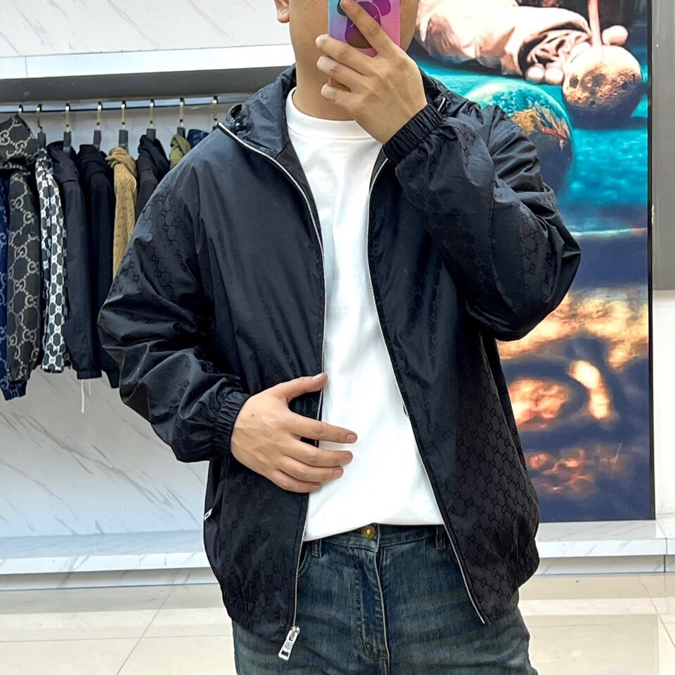 
GUCI 古驰、双G图腾连帽夹克外套

深棕底色铺满经典双G Monogram印花，高级棉质混纺打造挺